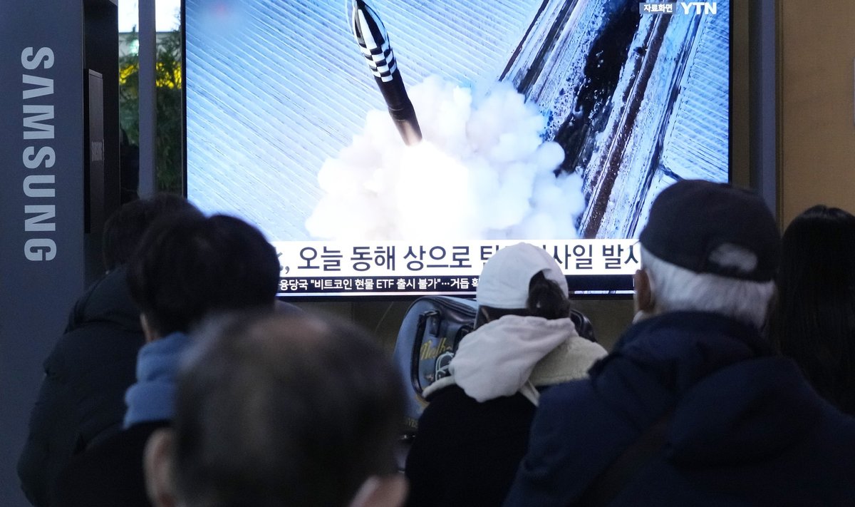 Lõuna-Koreas kuvatakse teleriekraanil pilti Põhja-Korea raketi väljalaskmisest.