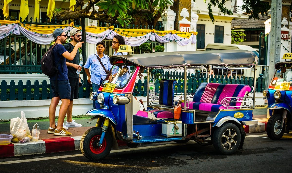 Turistid Bangkoki tänaval.