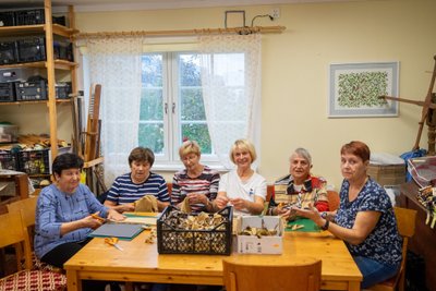 Rannarootsi muuseumis ei möödu päevagi, mil kohalikud ja ukrainlastest vabatahtlikud üheskoos varjevõrke ei punuks. Vasakult Maria, Õie, Reet, Svitlana, Hanna ja Tiina.