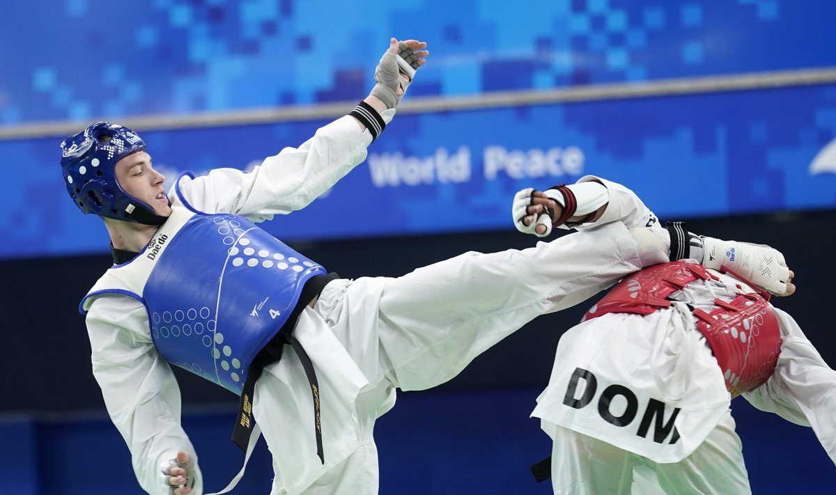 Venemaa (sinises) sportlased naasevad rahvusvahelistele taekwondo võistlustele.