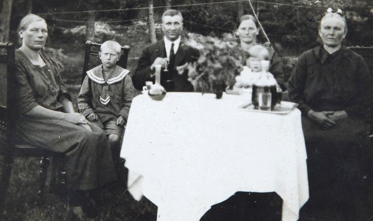Eduard Krönström (keskel) pereringis  Kolga-Aablas Kalda talus 1926. aastal. Peremehest paremal istub abikaasa Miina, tema süles tütar Leida.