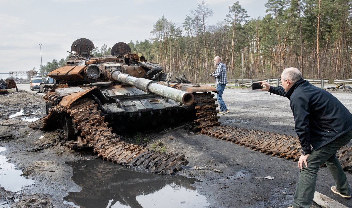 Põlenud Vene tankid maanteel enne Kiievit