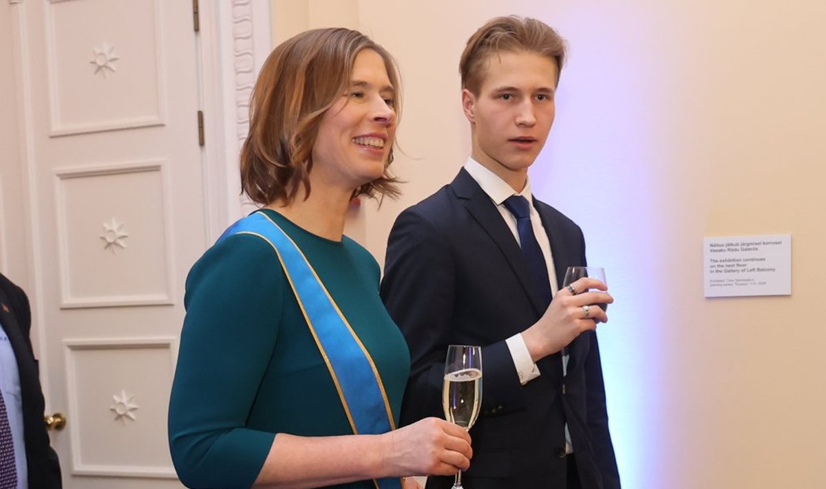 Kersti Kaljulaid tuli vabariigi presidendi vastuvõtule pojaga.