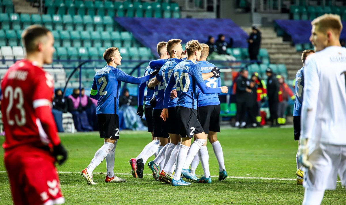 Eesti jalgpallikoondislased (sinises).