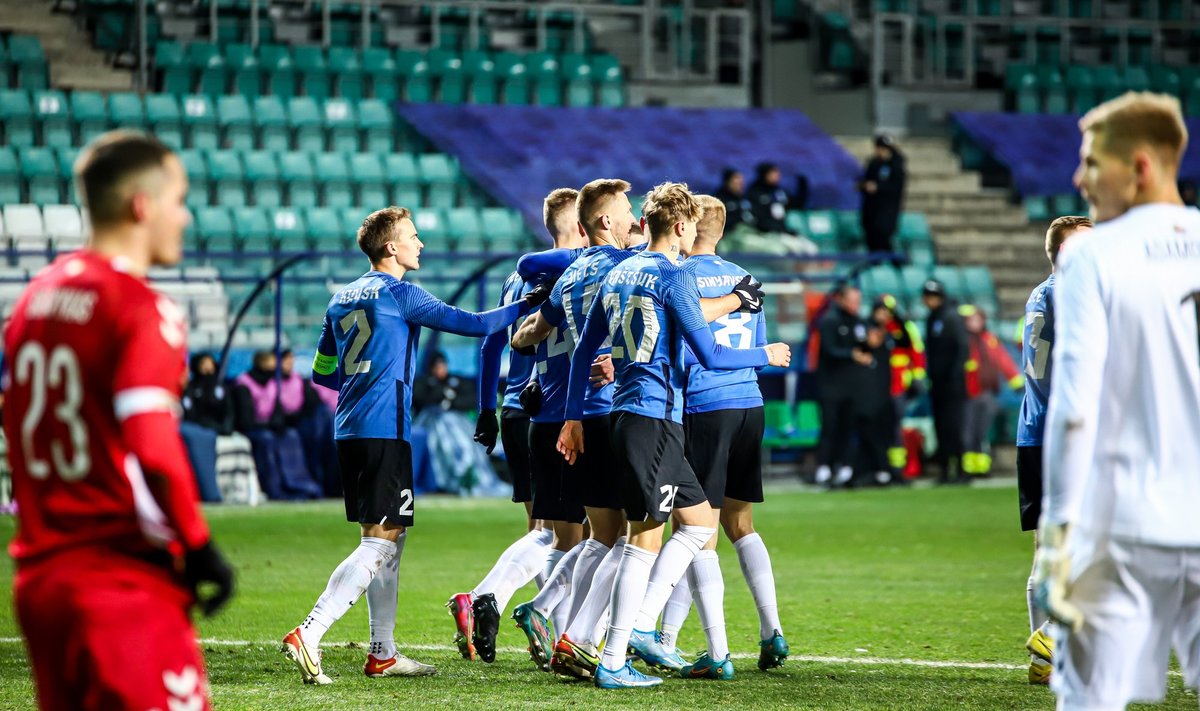 Eesti jalgpallikoondis (sinises).