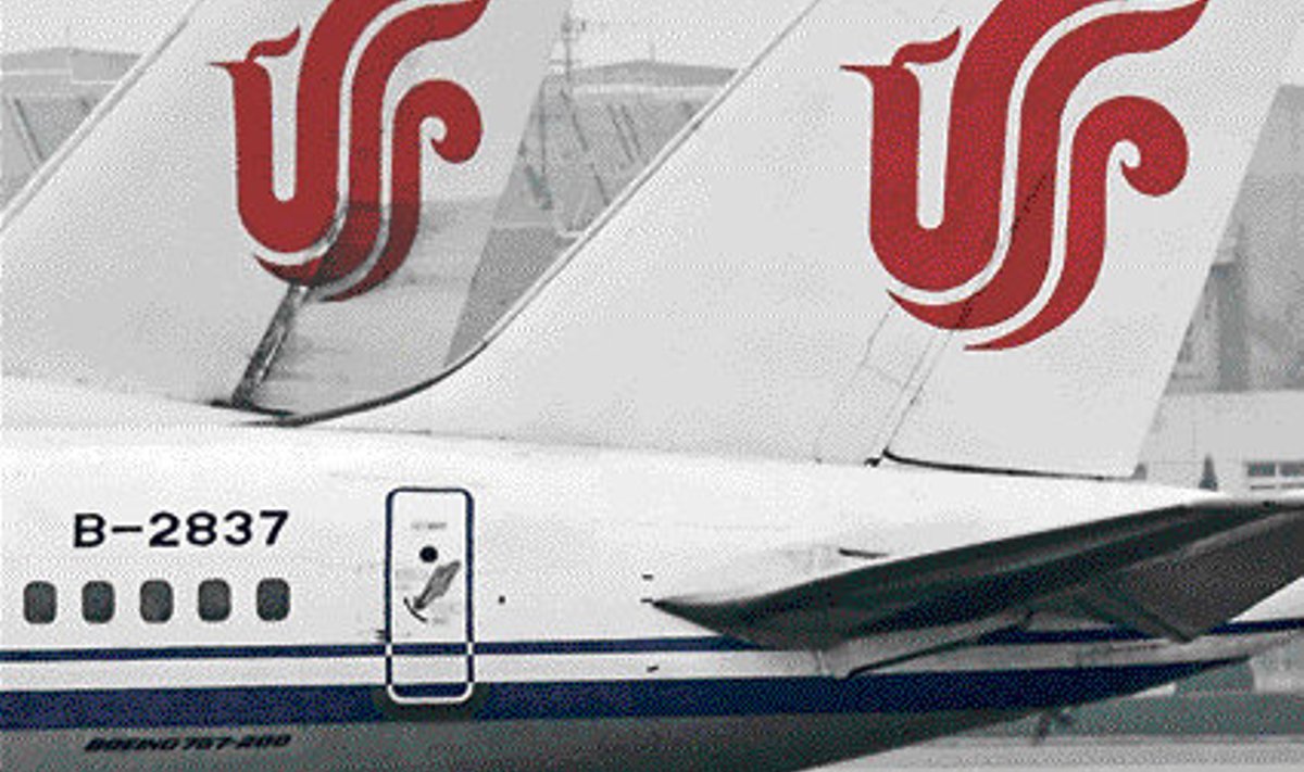 Air China punane fööniks ehk VIP võib ihata kohta Estonian Airi pääsukesemärgi kõrval.
