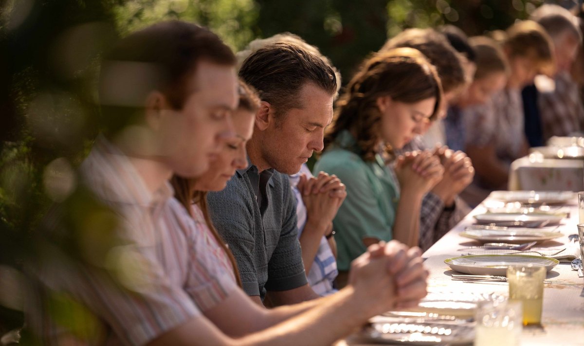 KLANNI KOKKUTULEK:  Lafferty perekonna tegelik alfaisane on vanim poeg Ron (Sam Worthington, vasakult kolmas), kes aga ei pälvi oma despoodist isa õnnistust. Rohelises kleidis palvetab õnnetu saatusega Brenda Lafferty (Daisy Edgar-Jones).
