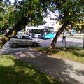 Päev liikluses: Tartus sai auto ja jalgratta kokkupõrkes viga rattur, Tallinnas sõitis juhtimisõigusteta mees vastu parklas seisnud autot ning seejärel vastu puud