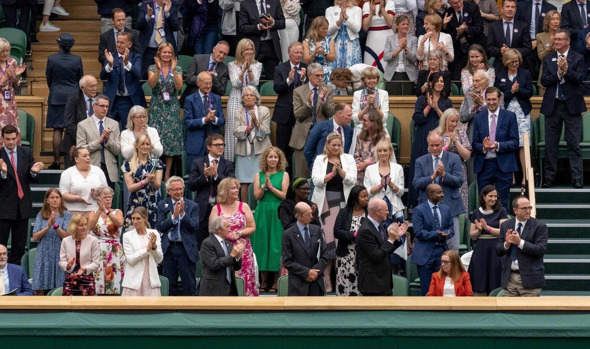 Wimbledoni publik aplodeerib Sarah Gilbertile (all paremas nurgas istumas).