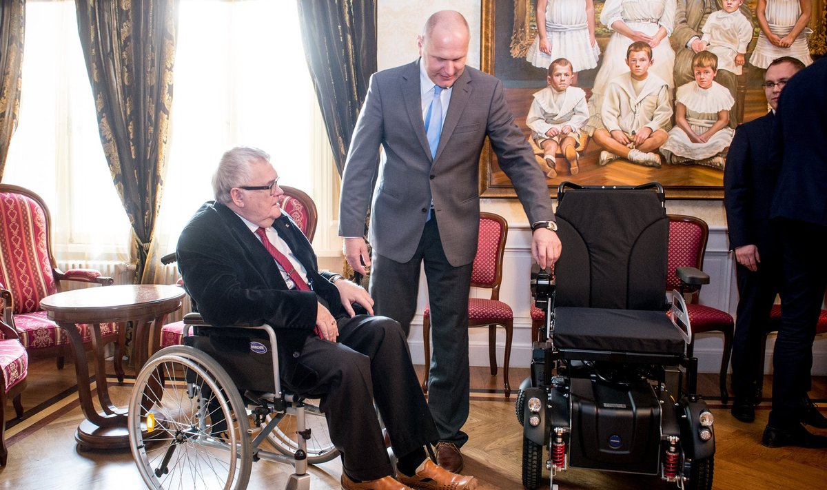 Edgar Savisaarele kingiti elektriline ratastool