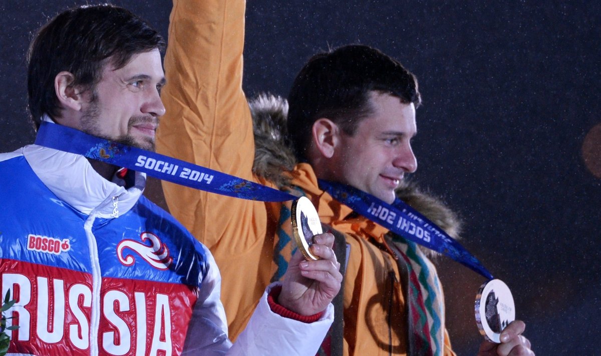 Aleksandr Tretjakov (vasakul) ja Martins Dukurs Sotši olümpial poodiumil.