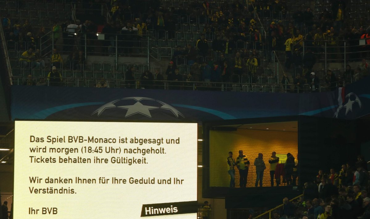 Kiri Dortmundi staadioni ekraanil annab teada, et mäng on edasi lükatud.