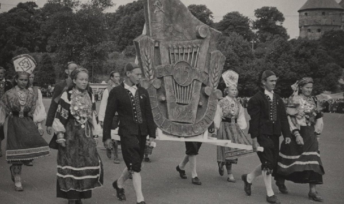 1955. aasta laulupidu, lauljate rongkäigu algus laulupeo embleemiga Võidu väljakul.