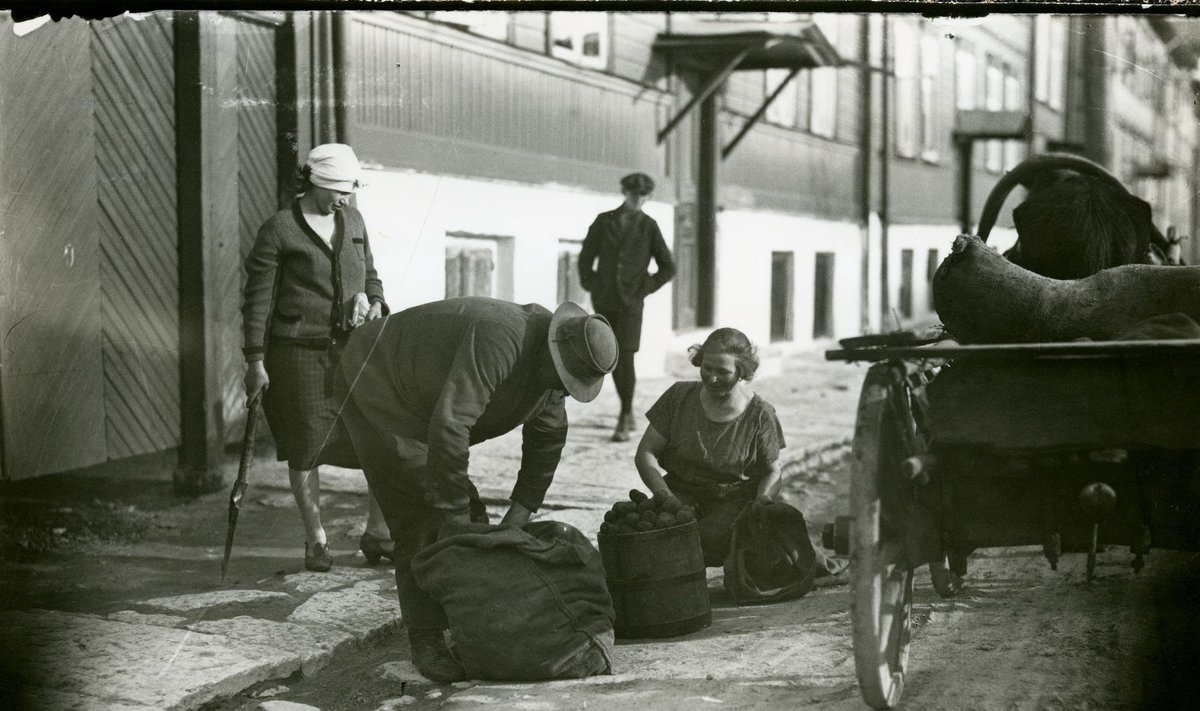 Kartulimüüja tänaval, Tallinnas, ca 1920-30. a.Kontaktkoopia.