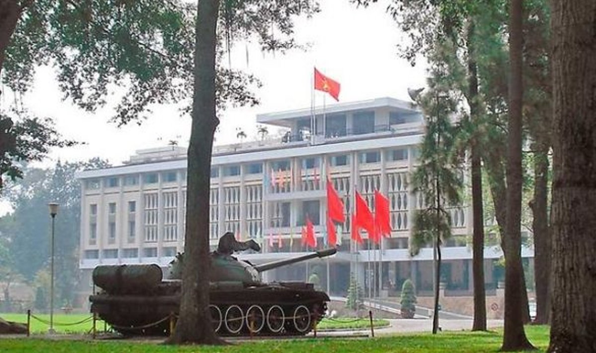 PUNALIPUD: Presidendipalee ees seisev tank on siin olnud 1975. aastast. (Thea Karin)
