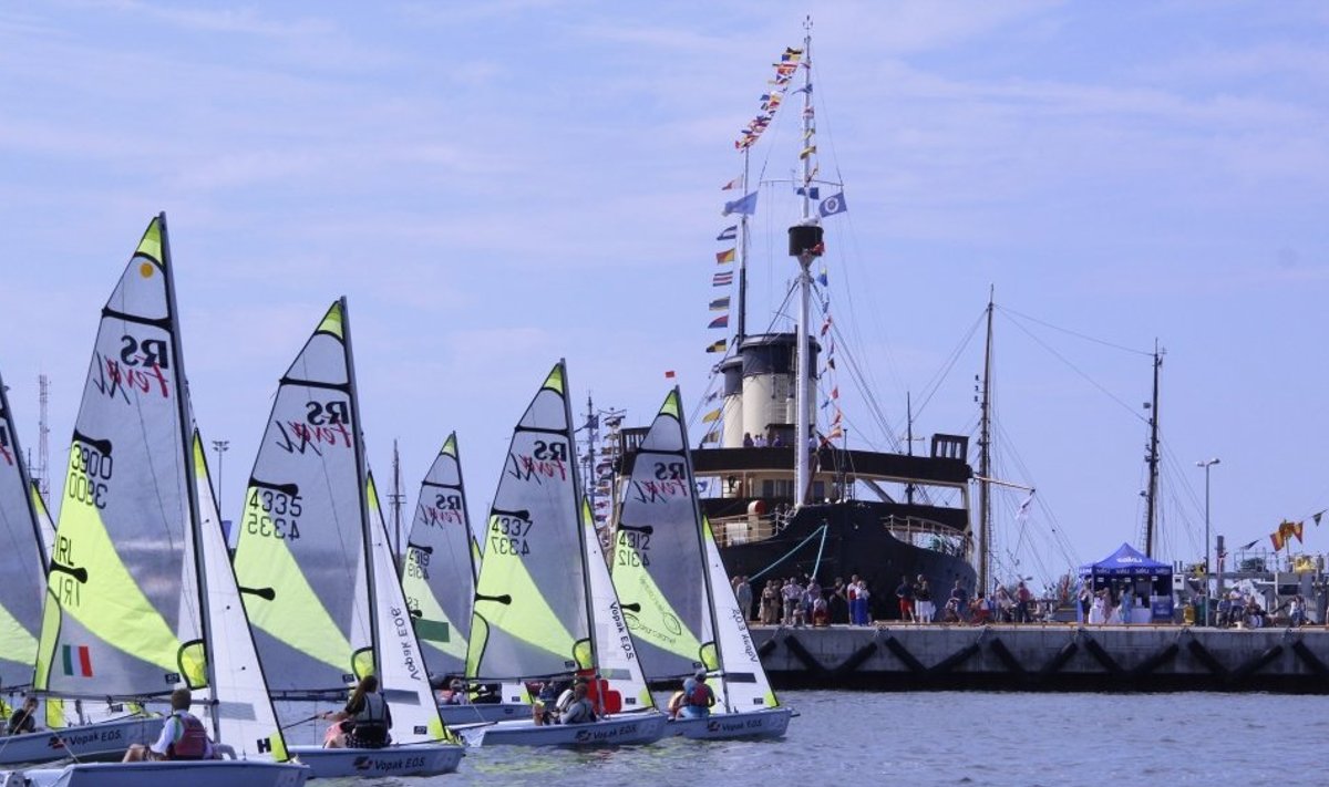  Optimist ja RS Feva klassi purjetajad võistlemas Lennusadamas publiku ees.