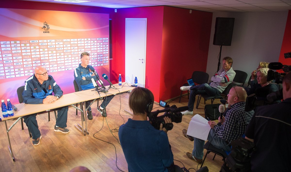 Hollandi jalgpallikoondise pressikonverents.