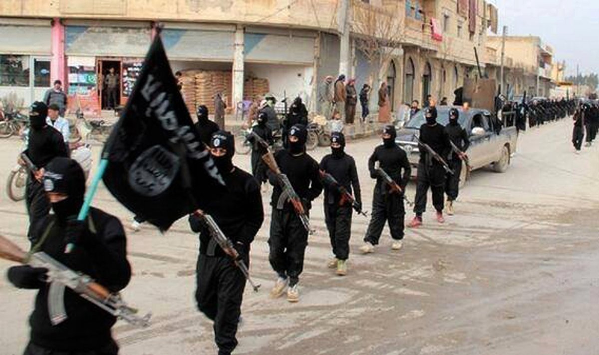 Islamiriigi võitlejad marsivad Süürias Ar-Raqqah’ linnas.