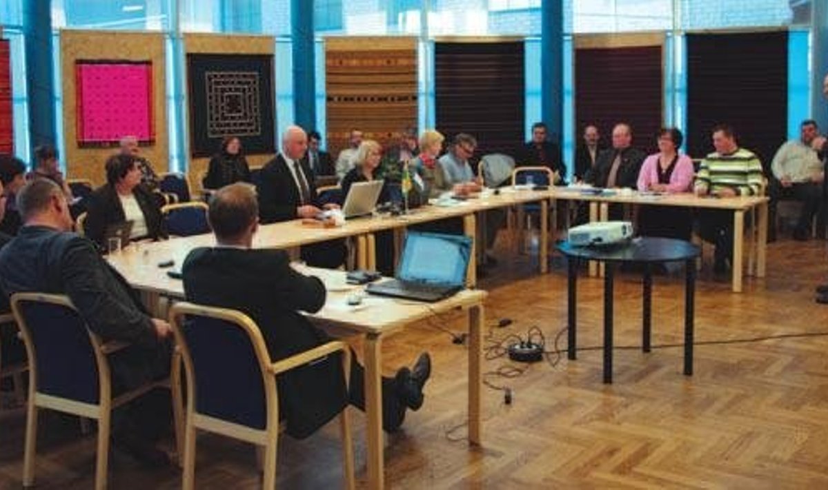 Veebruarikuu Karksi Vallavolikogu istungil võeti vastu 2012. aasta eelarve ja kuulati põllumajandusminister Helir-Valdor Seederi ettekannet. Foto: Kai Kannistu