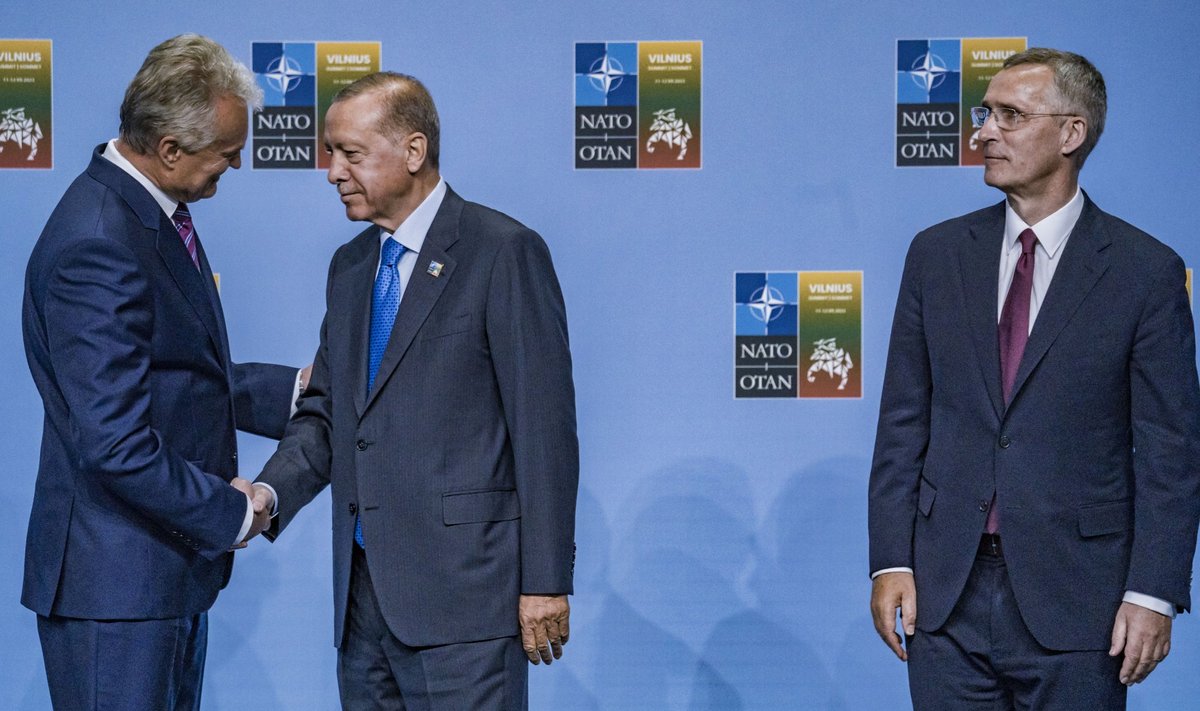 Vasakult Leedu President Gitanas Nauseda, Türgi president Recep Tayyip Erdoğan, NATO peasekretär Jens Stoltenberg