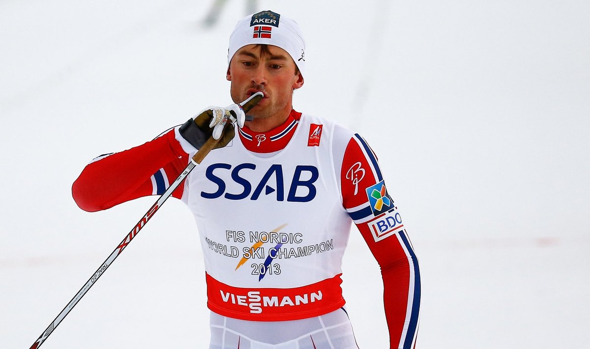 Norra teatemeeskonna ankrumees Petter Northug vaigistas finišijoonel Rootsi publiku.