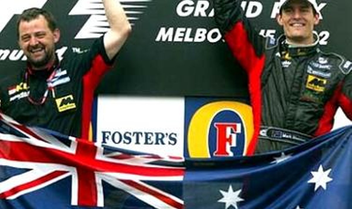 Stoddart ja Webber Austraalia GP poodiumil peale ametliku tseremooni lõppu lehvitamas oma kaasmaalastele.