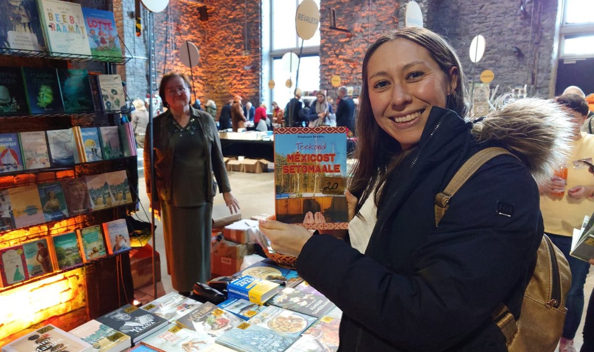 Mehhiklanna Stephanie Rendón nägi oma äsjailmunud raamatut raamatupoe müüdiedetabeli tipus.