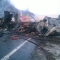 FOTOD: Leedus põrkas kokku neli veokit, kaks süttis põlema