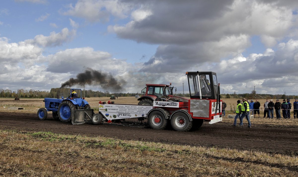 Toimub ka traktor-pulling'u künnivõistluste etapp.