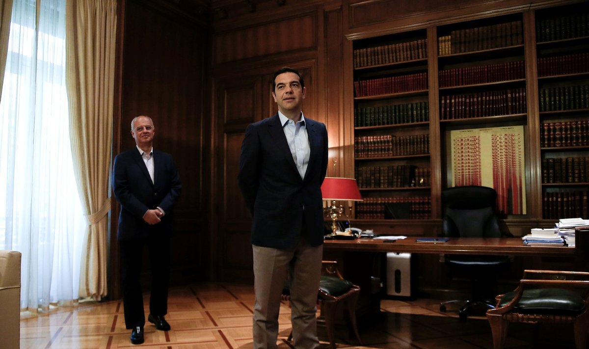 Tsipras (esiplaanil) peab võlausaldajate järelevalve alt pääsemiseks ootama veel 12 kuud. Eile Ateenat külastanud EL-i rahandusvoliniku Pierre Moscovici (tagaplaanil) sõnul liigub Kreeka õiges suunas.