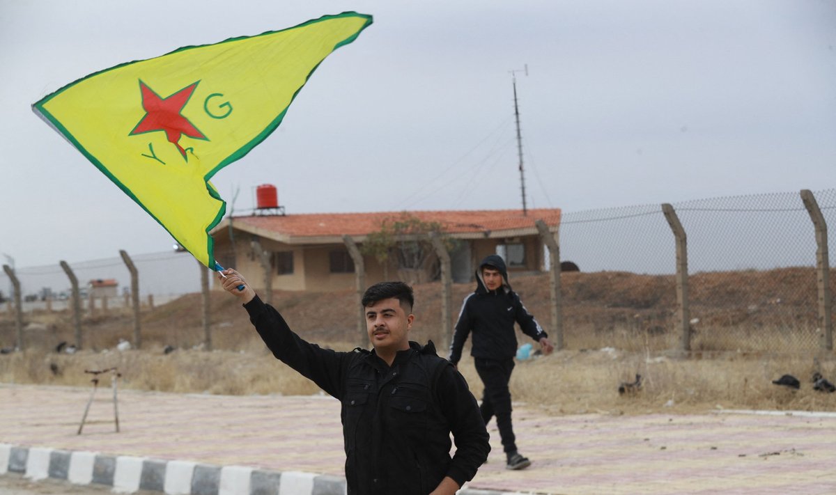 Süüria kurd 8. detsembril 2024 Süüria kirdeosas Qamishli lennujaama lähedal YPG (Rahvakaitseüksused) hoidmas lippu pärast pealinna Damaskuse langemist valitsusvastaste võitlejate kätte.