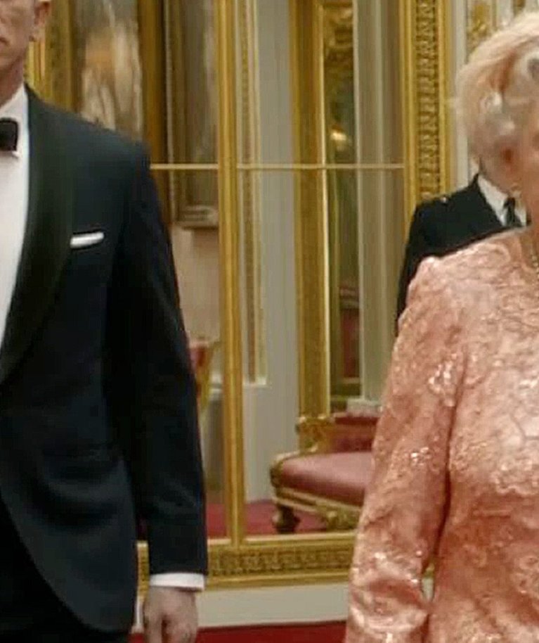 007 JA TEMA MAJESTEET: James Bondi (pildil Daniel Craigi) üks meeldejäävamaid ülesastumisi oli 2012. aasta Londoni olümpiamängude avatseremoonial, kui temaga liitus ka Kuninganna Elizabeth II, Kuninganna asus troonile samal 1953. aastal, kui ilmus esimene Bondi raamat.