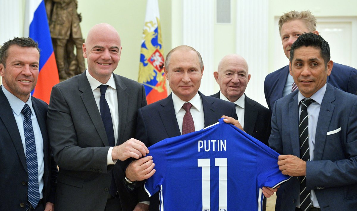 Vladimir Putin (keskel) FIFA presidendi Gianni Infantino kõrval