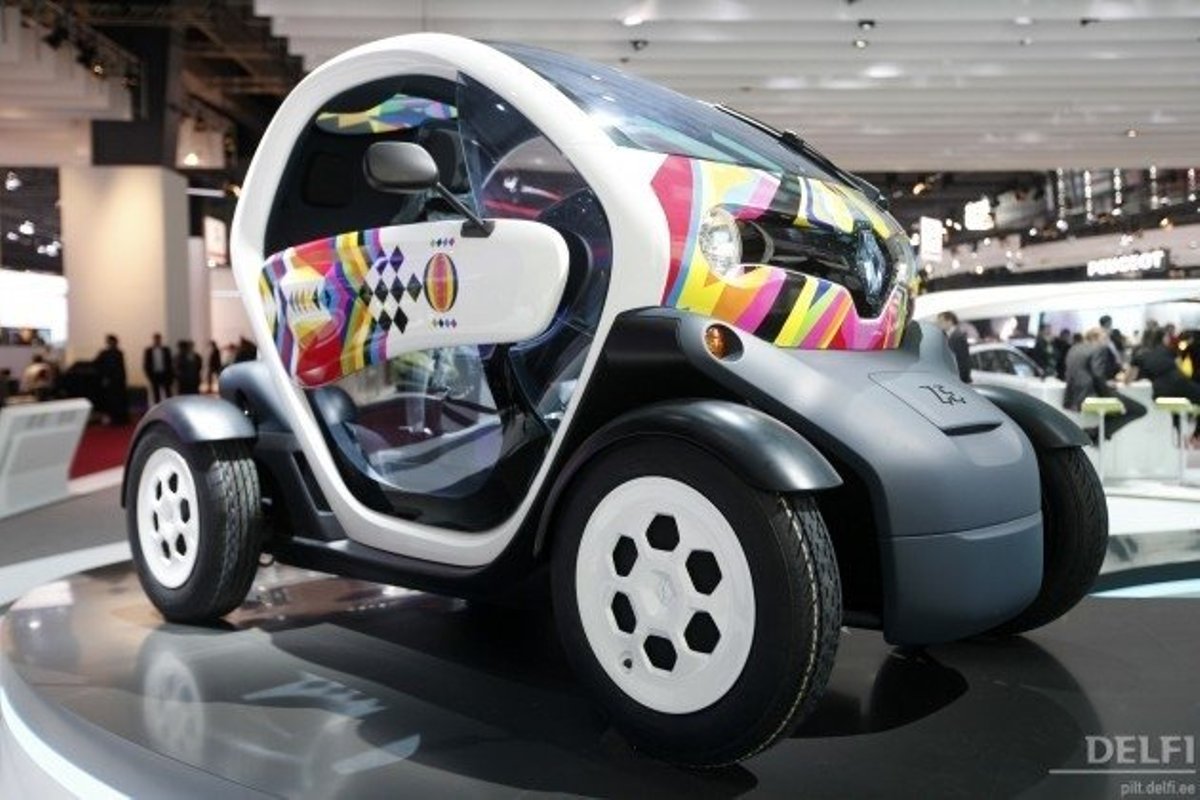 Бюджетные электромобили. Renault Twizy Cruz Roja. На прокат электро мобилей. Электромобиль дизайн. Известные марки американских электромобилей.