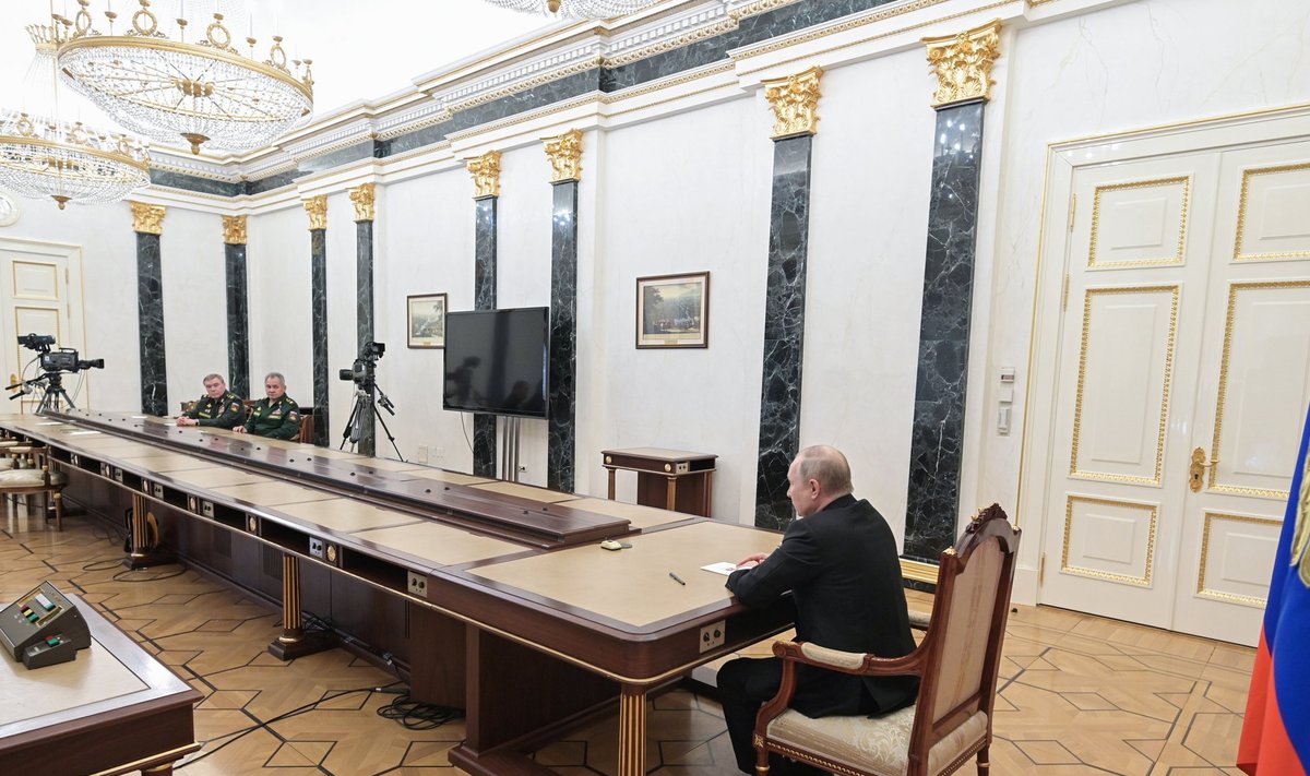VEEL ÜKS VÄGA PIKK LAUD: Laua otsas Vladimir Putin. Kaugusest paistavad kaitseminister Sergei Šoigu ja kindralstaabi ülem Valeri Gerassimov.