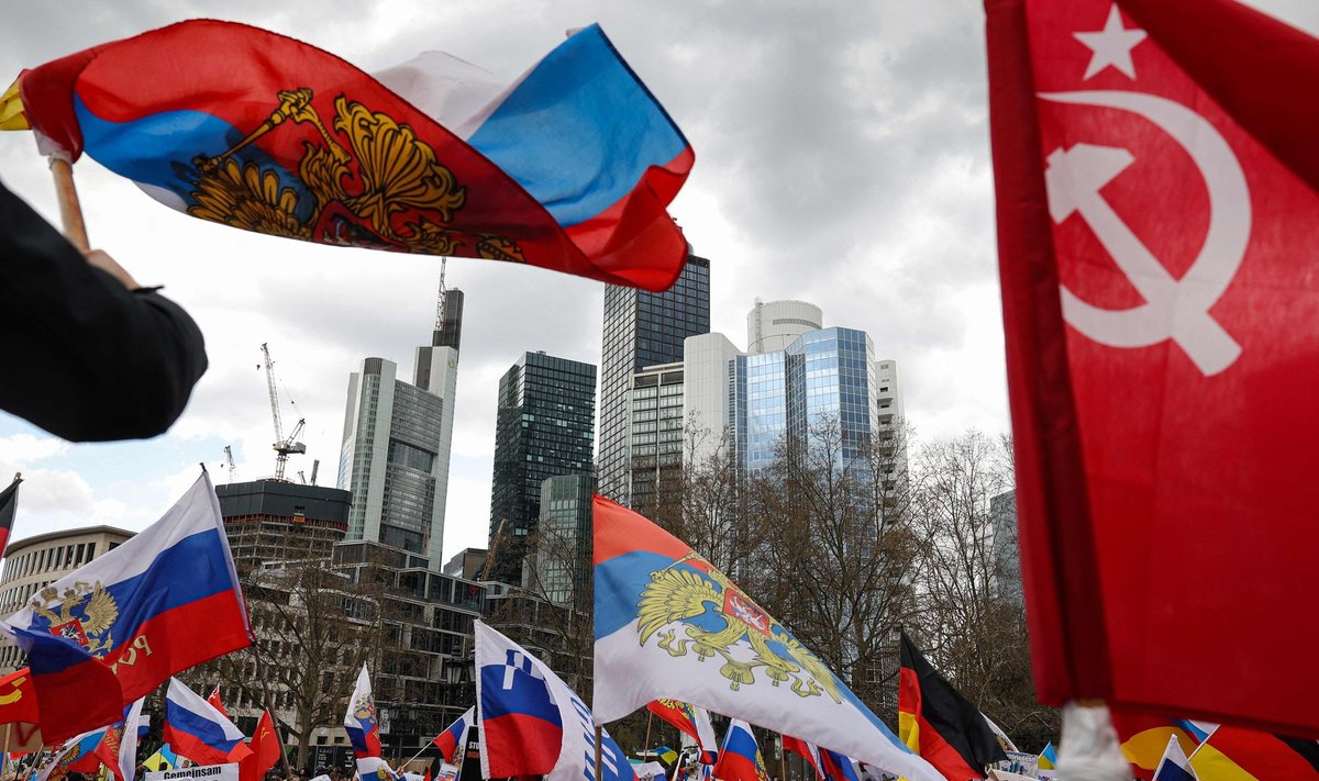 Venemaa ja Nõukogude Liidu lipud Venemaad toetaval meeleavaldusel Saksamaal Frankfurtis.