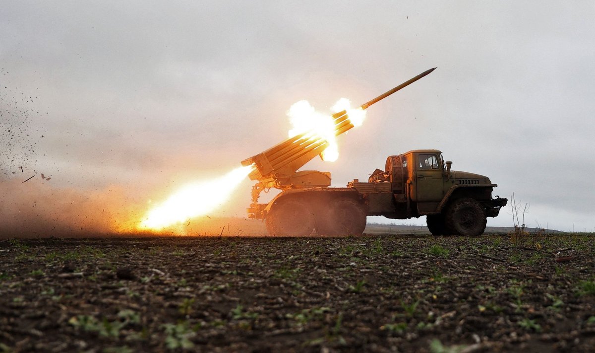 VENELASTELE LÄÄNERINNE, UKRAINLASTELE IDARINNE: Ukraina raketilaskja Grad Bahmuti all venelaste pihta tuld andmas.