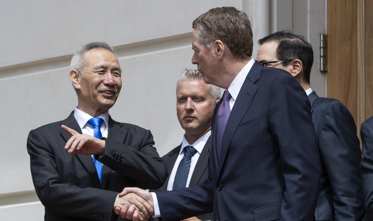 Hiina asepeaminister Liu He (vasakul) surumas reedel USA kaubandusvoliniku Robert Lighthizeri kätt pärast läbirääkimiste ummikusse jooksmist ja enne Washingtonist lahkumist.