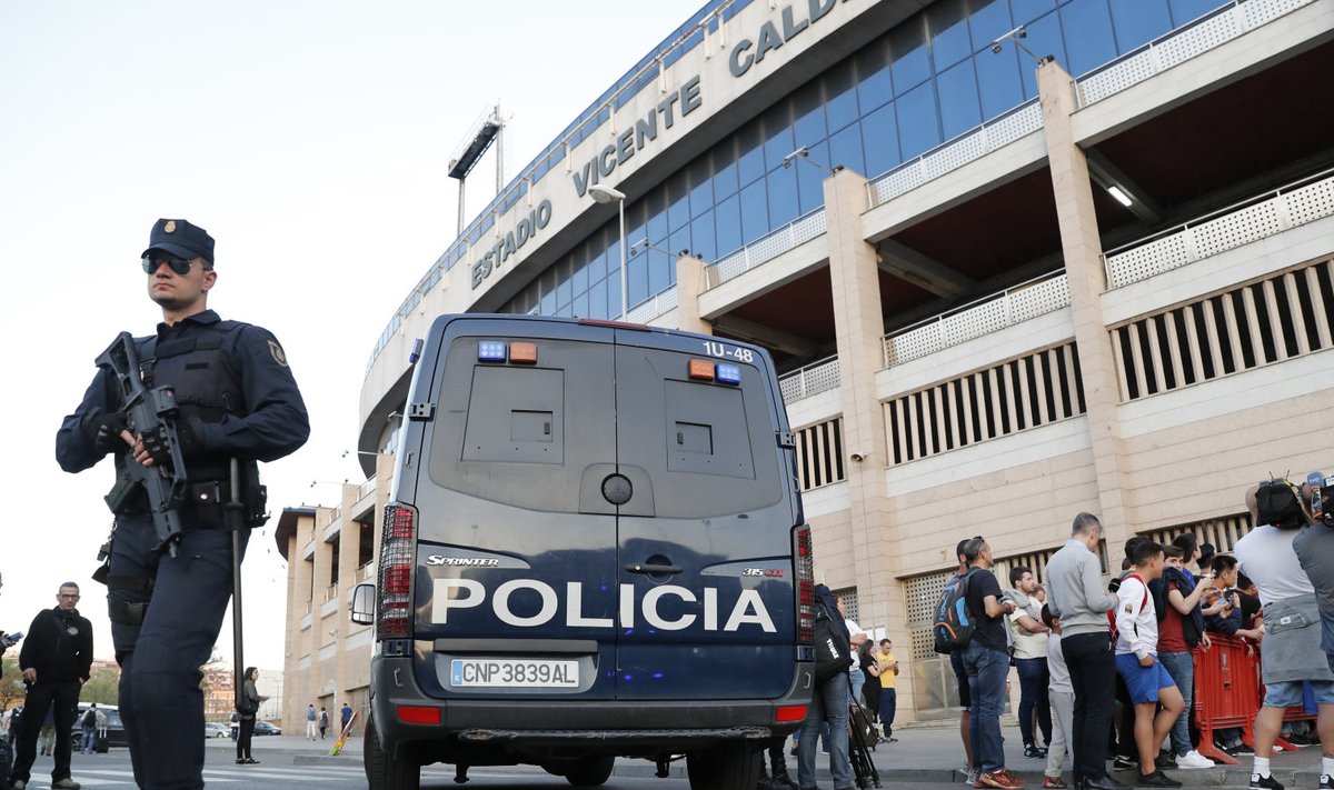 Politseinik Vicente Calderoni staadioni ees.