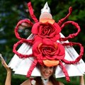 ФОТО | На скачках в Аскоте к модным шляпам добавили модные маски