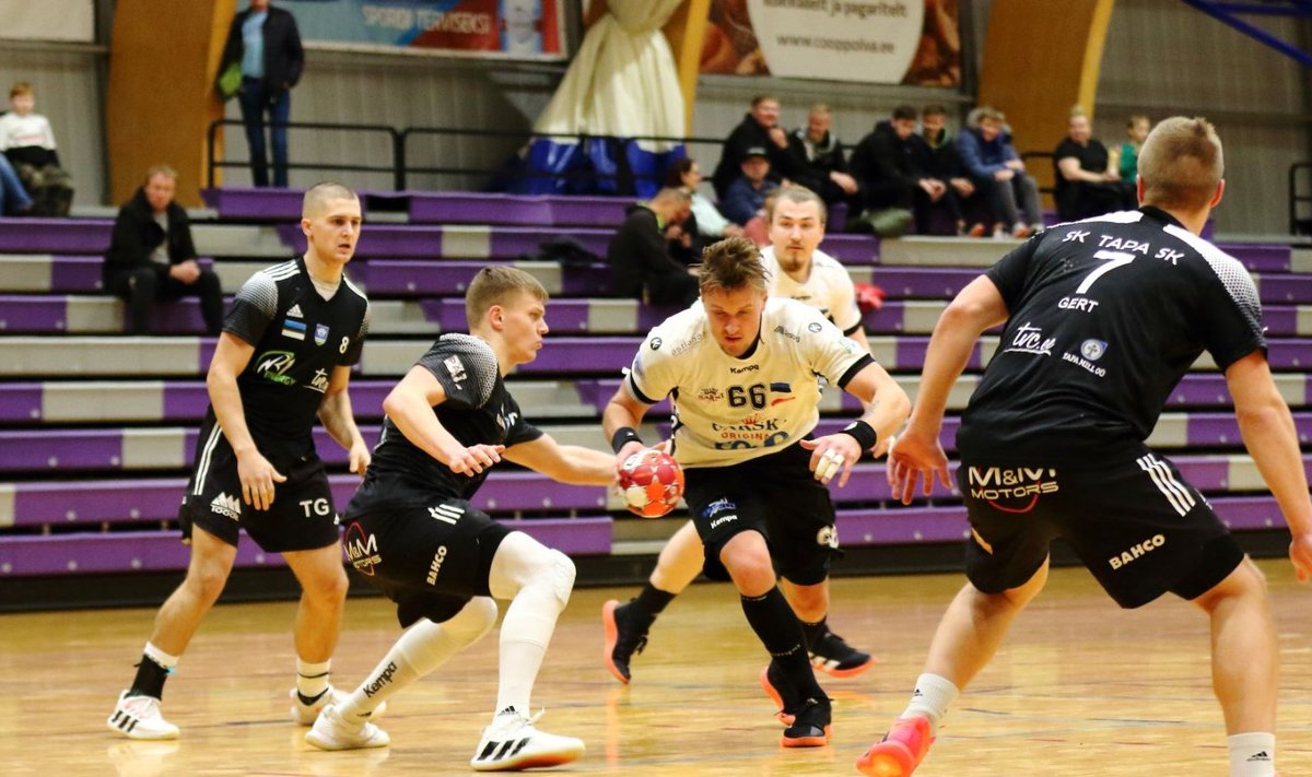 Hetk Põlva Serviti ja SK Tapa vahelisest liigamängust, läbimurdel Hendrik Varul.