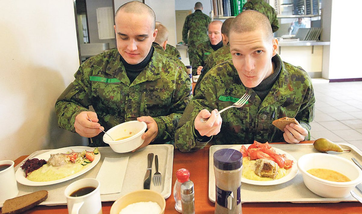 Kaspar Väli ja Sven Kadak söövad               sõdurileiba alles esimest nädalat, aga lõunalaua salativalikut julgevad nad juba väga heaks hinnata.