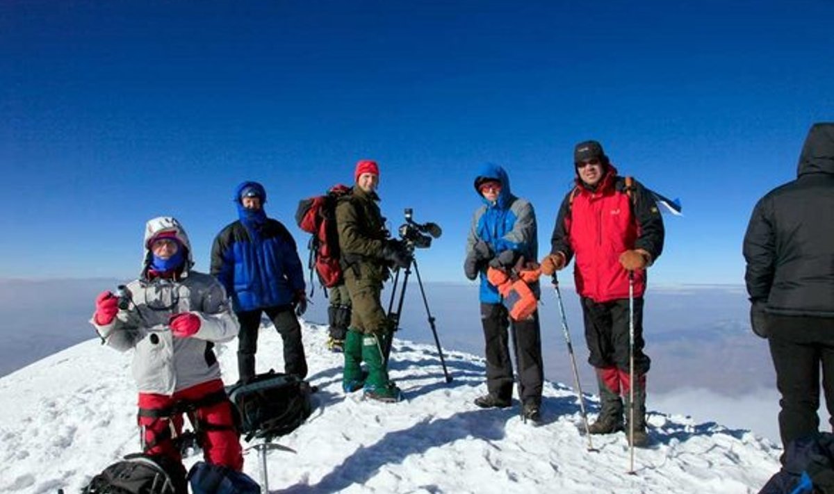 Kuupäev 9. oktoober 2009, täpselt 180 aastat pärast Parroti vallutust. Ararati tippu on jõudnud (vasakult) salapäraseks tundmatuks jäänud mägironija, Marko Johanson, Riho Västrik, Urmas Peiker ja Erki Tammiksaar.