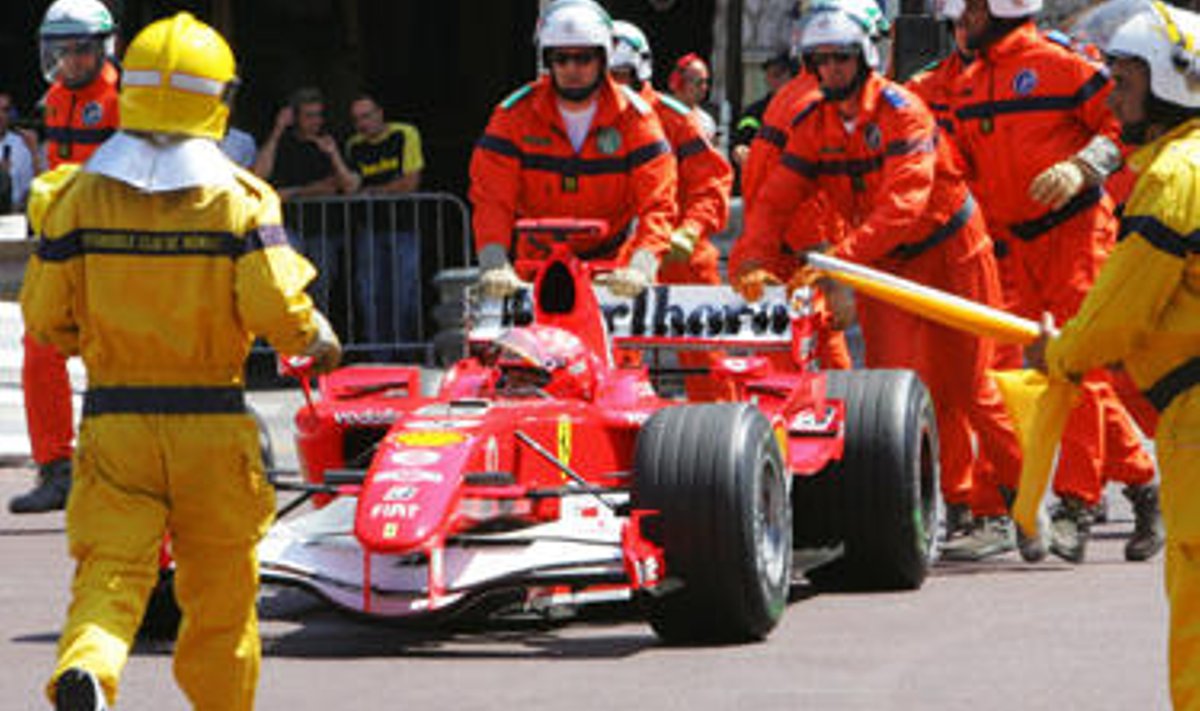 Michael Schumacheri autot lükatakse rajalt ära peale  seda kui ta kvalifikatsioonis otsustas selle viimasesse kurvi parkida.