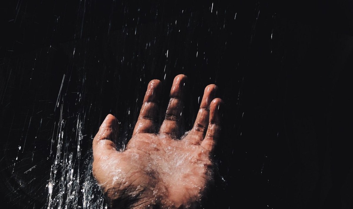 В самом ли деле нам нужно мыться в душе каждый день?