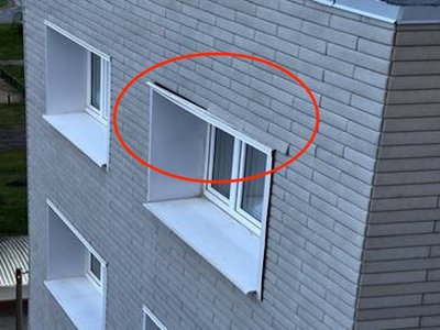 Обнаружили не сразу: выступ внутренней отделки окна и надломленный кусок фасада изнутри квартиры не были заметны. 