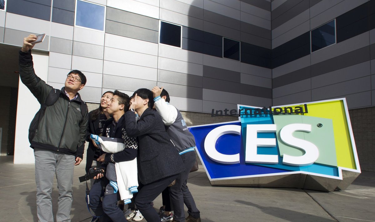 Suur tehnoloogiamess CES 2015 algas eile. Lõuna-Koreast saabunud noored tehnoloogiafännid lõbustavad end ühise enesepildiga CES-i logo ees.
