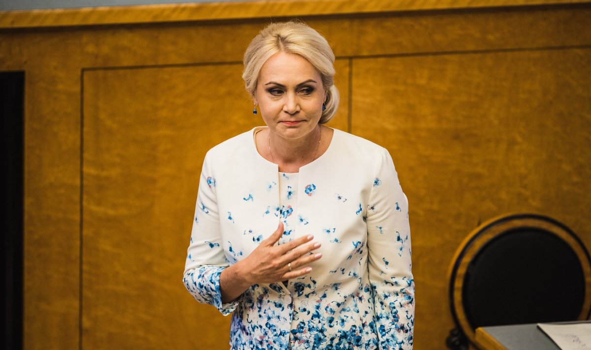 Riina Solman 18. juulil riigikogus ministri ametivannet andmas.
