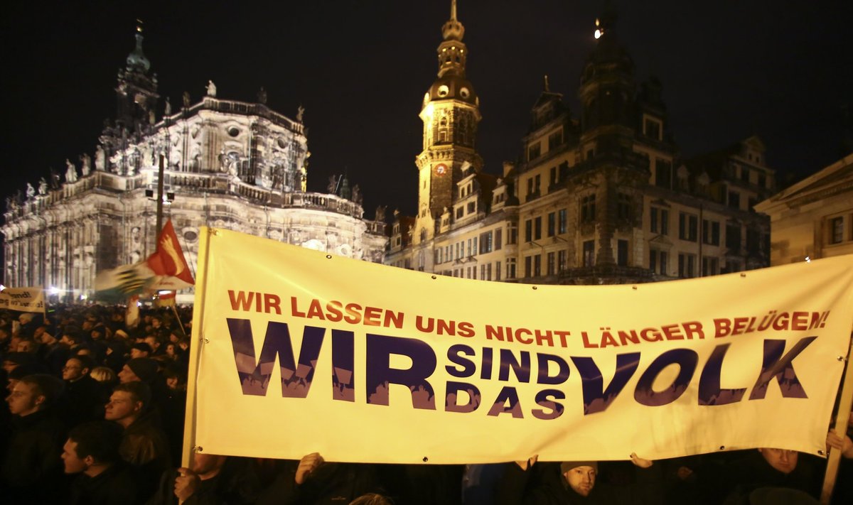 „Me ei lase end rohkem petta. Meie oleme rahvas,” kuulutatakse Dresdenis PEGIDA meeleavaldusel.
