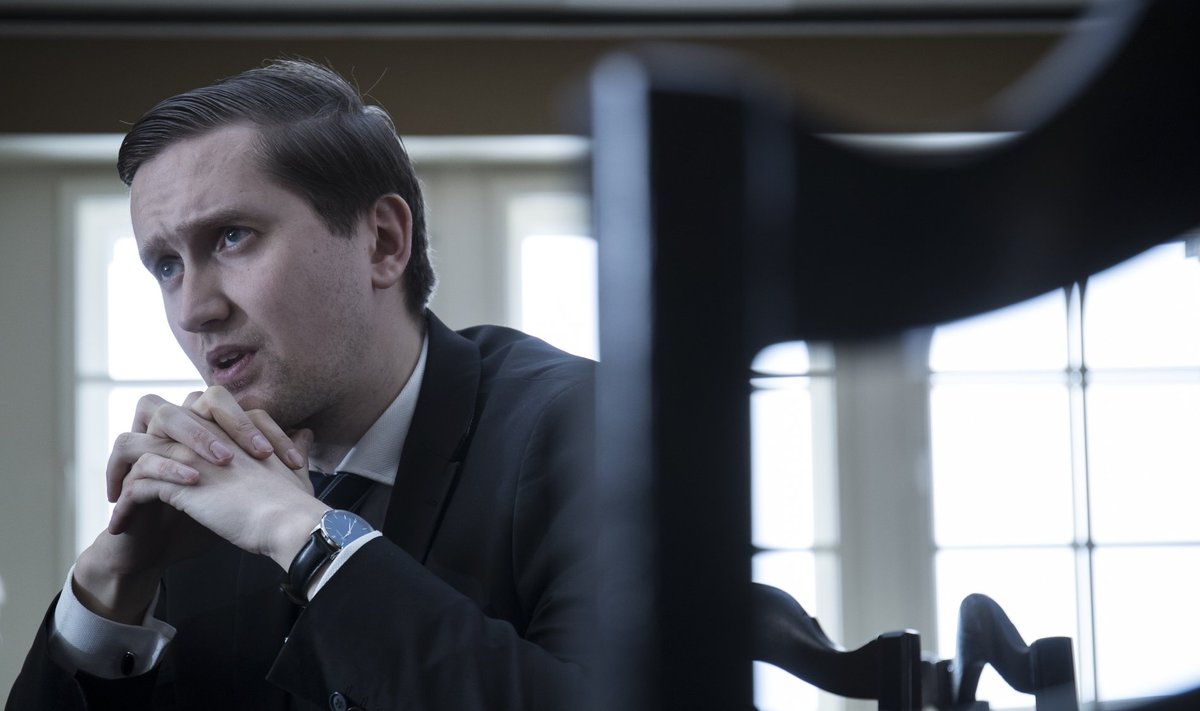 Jaak Madison heidab ette, et president Kersti Kaljulaid ei järgi oma põhiseaduslikku kohust ega hoia poliitiliselt neutraalset joont.